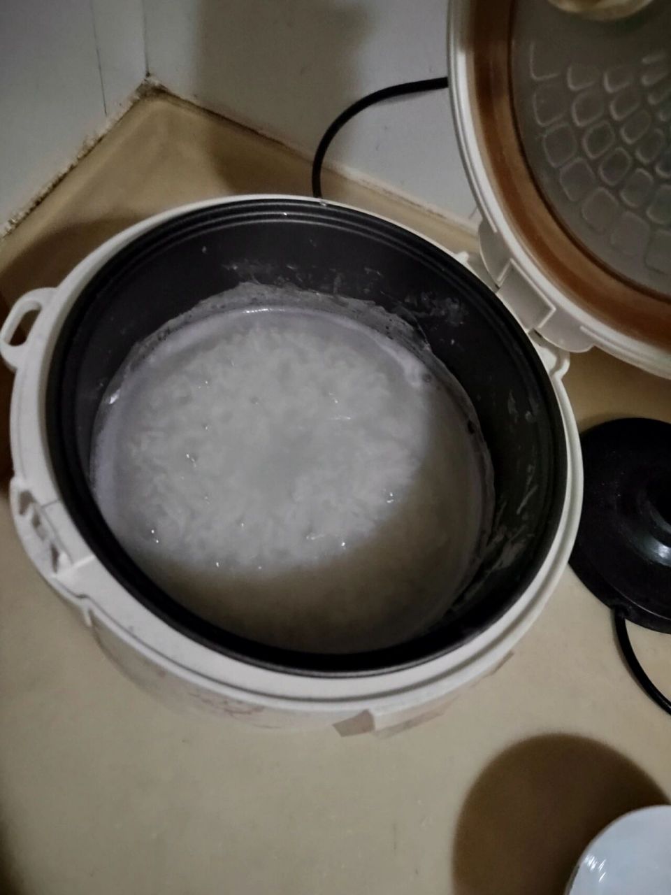 电饭煲煮粥真是方 电饭煲煮粥真是方便,不用管它,但是,一定要全程都不