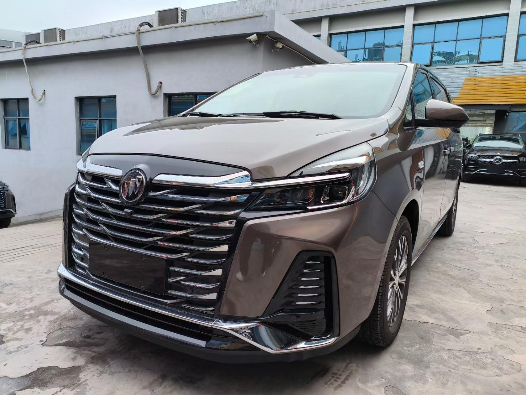 别克gl8,23款,陆上公务舱尊贵型,指导价:27.