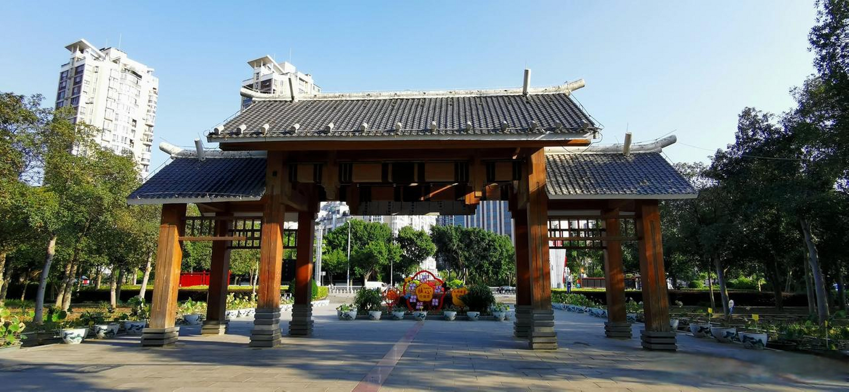福州金山公园位于仓山区洪湾中路,公交,地铁均可方便到达.