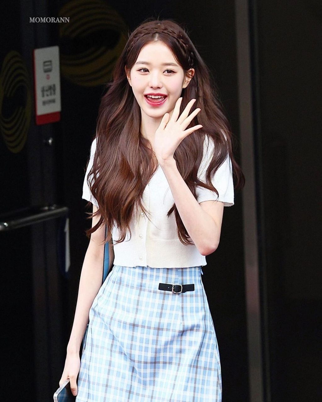 张元英一则上班穿搭,穿搭一如既往地少女可爱,永远充满元气的可爱少女