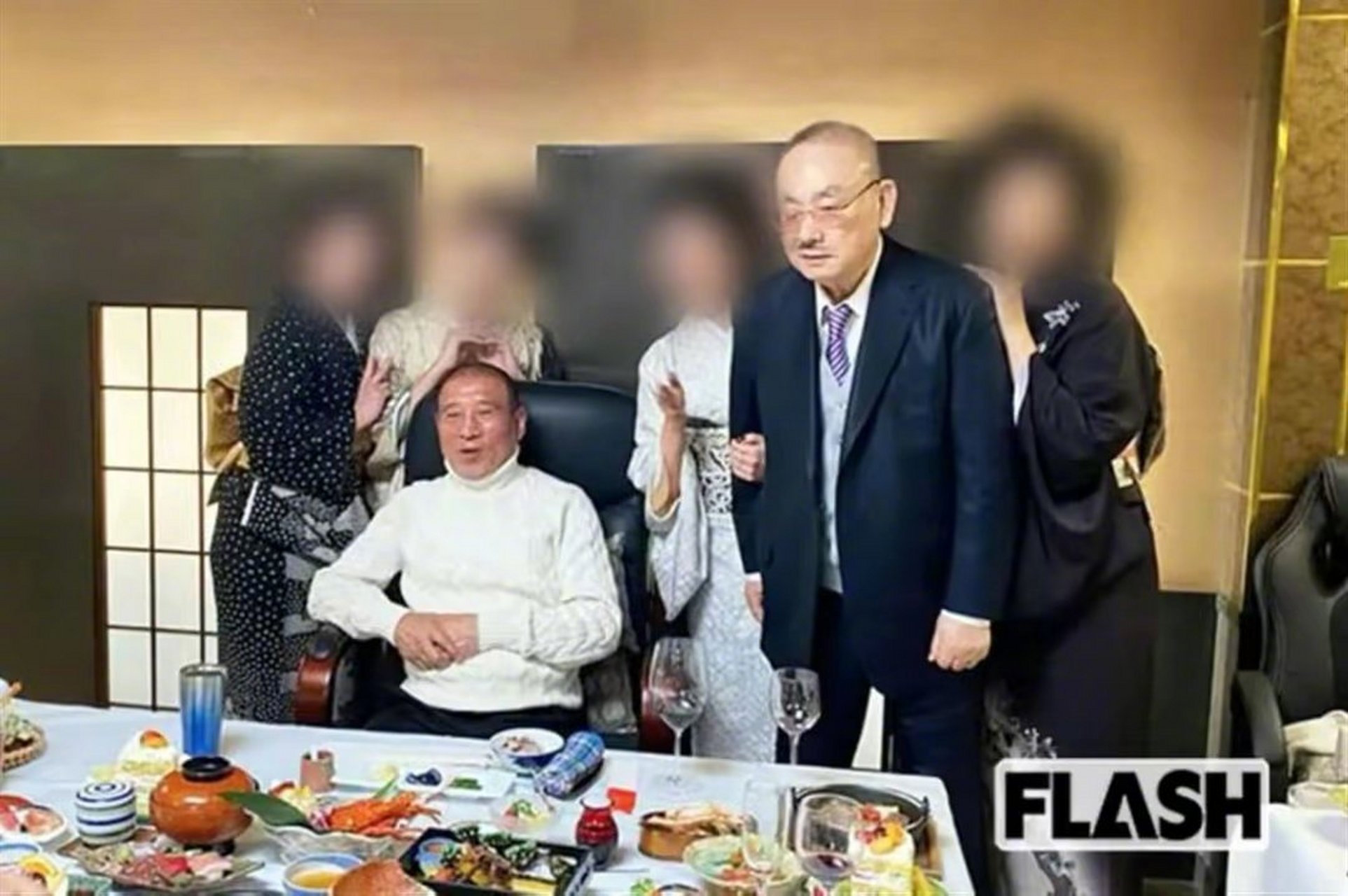 日本最大黑帮六代目山口组组长司忍和"二当家"高山清司举行庆生派对