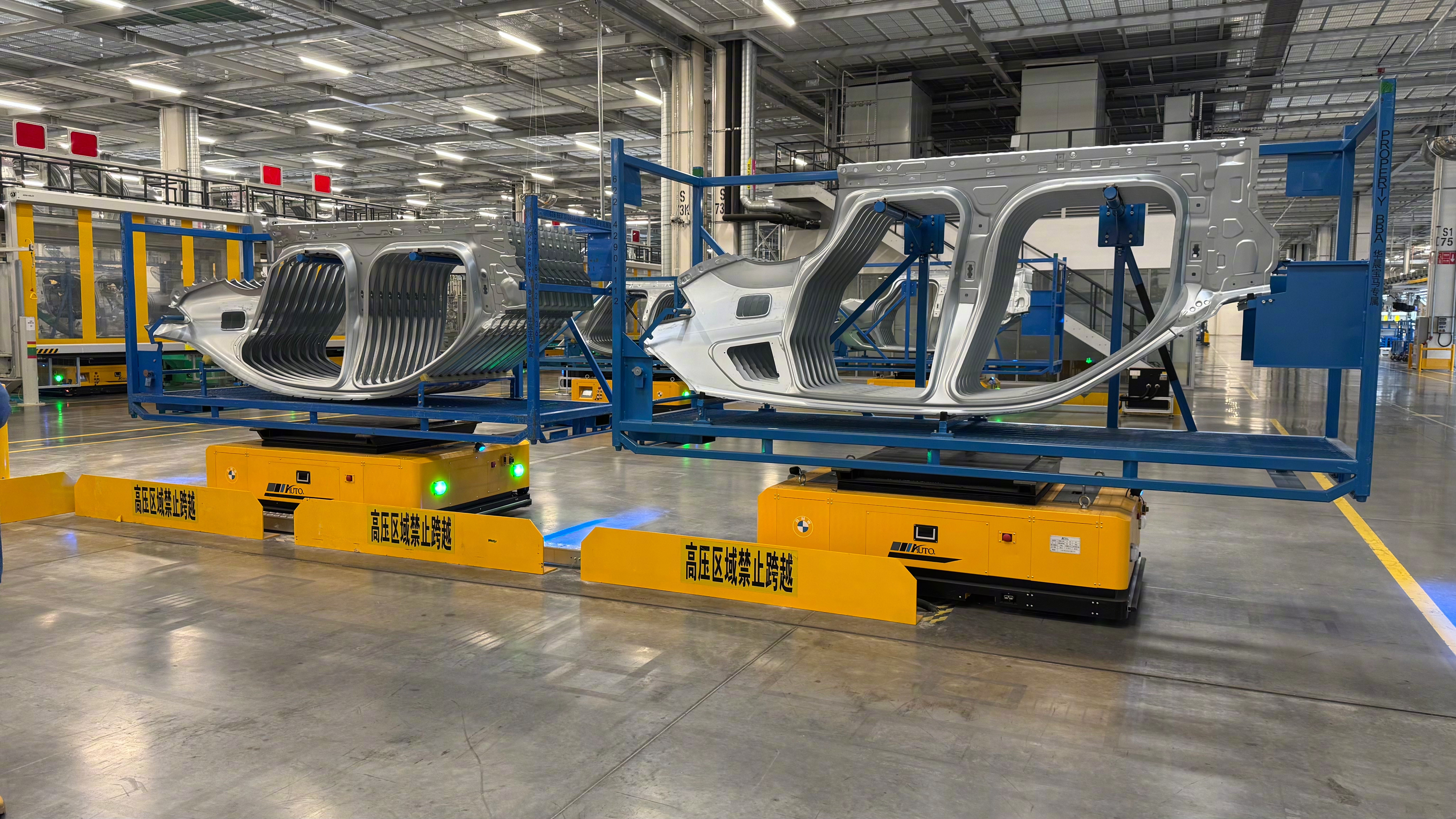 智能化的工厂里面,你会看到大量工业机器人,大量自动化的厂内物流agv