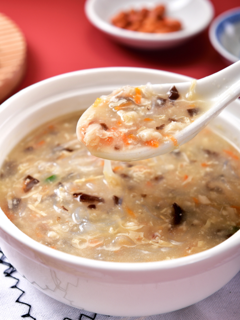 顺德拆鱼羹一般都是吃席的头牌菜,因为又要去