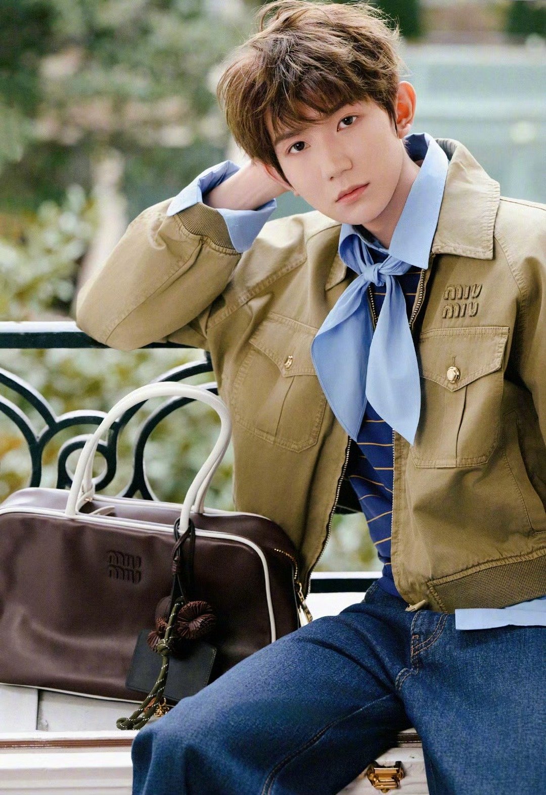 王源超话   王源巴黎时装周,再次解锁春日清新少年风 图片来源:王源