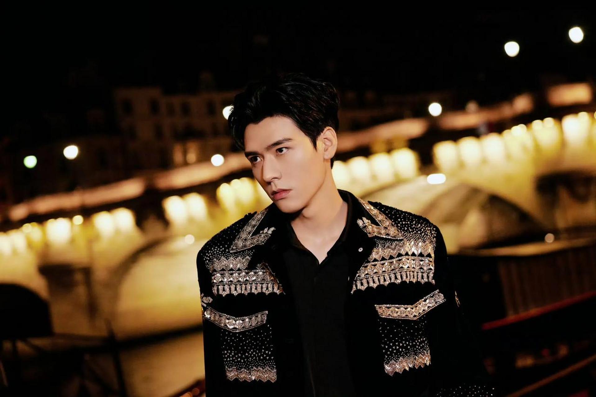 时尚|龚俊一身julien fournié 2023秋冬高级定制系列礼服惊喜亮相t台