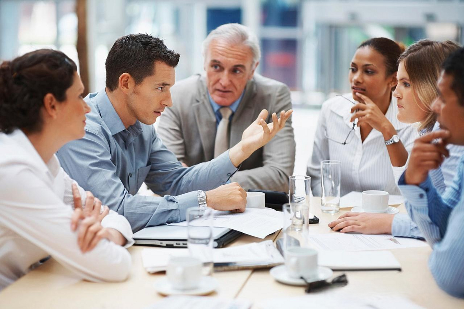 brainstorm  英:to concentrate on finding ideas, either alone or