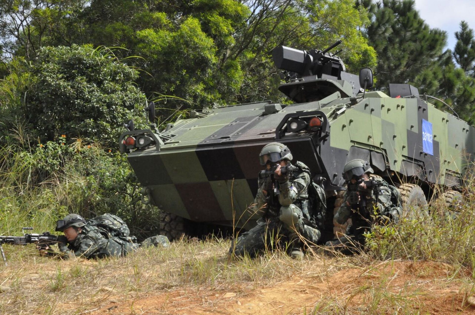 云豹步兵战车-菜跑跑的专用座驾 云豹步兵战车是湾仔的心头肉,掌中宝.