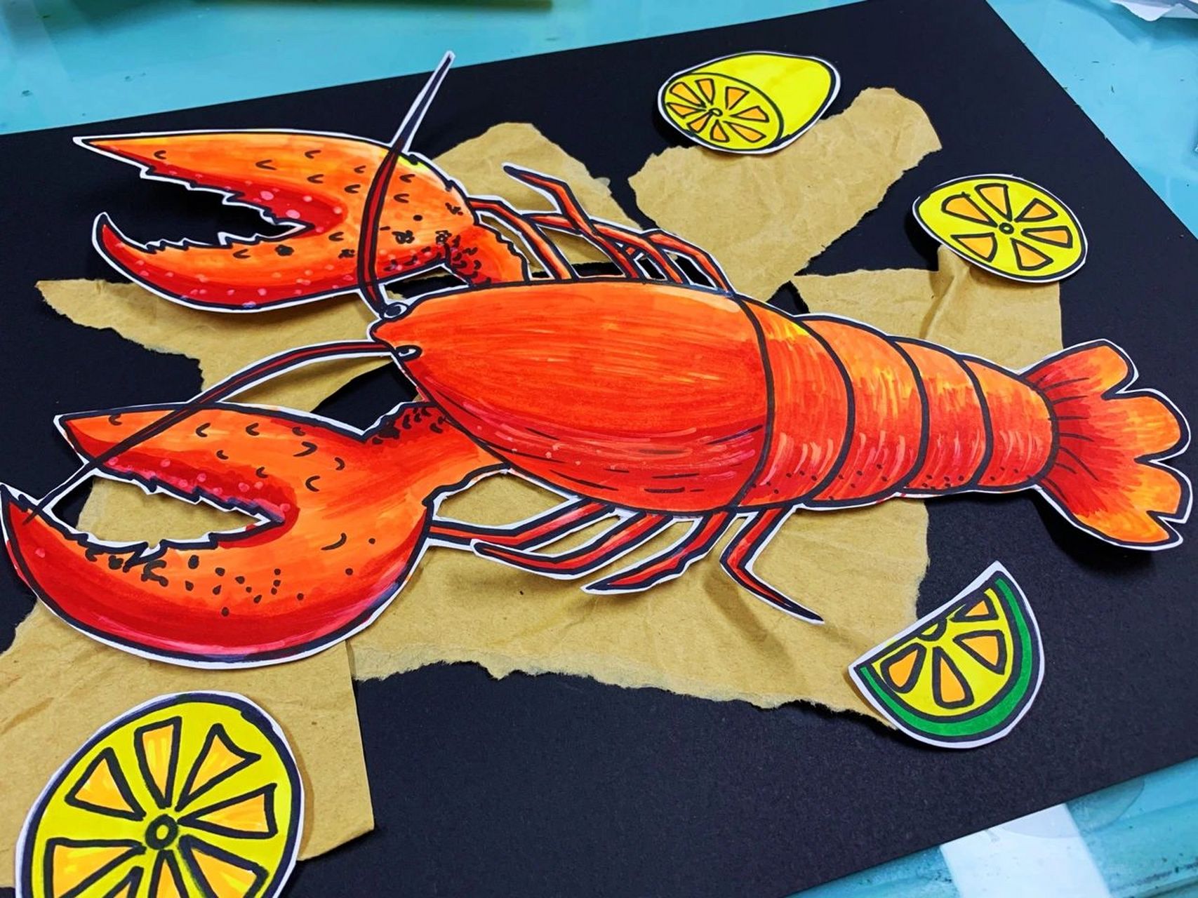 学习使用渐变色表现出龙虾的色彩并使用拼贴的方式表现画面 我爱画画