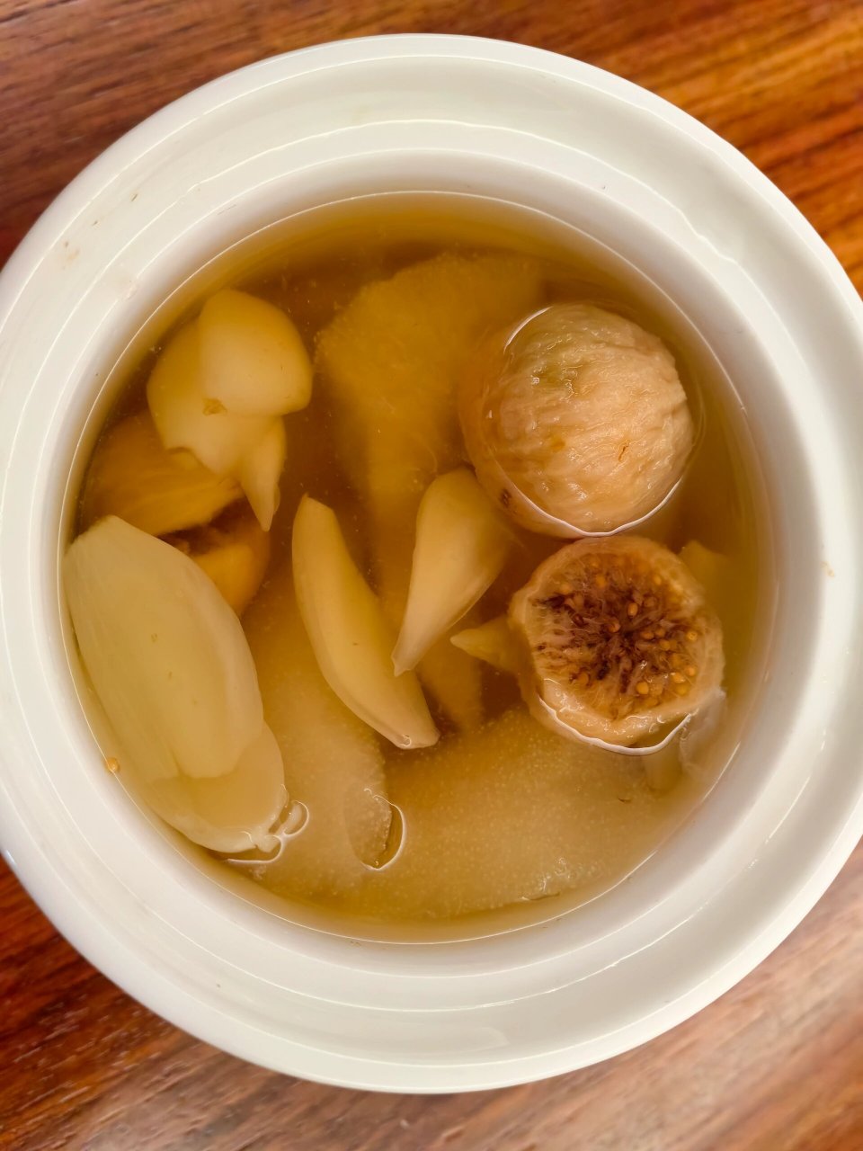 支原体肺炎食补③:百合无花果炖雪梨 今天在梨汤里加了百合,润肺止咳.