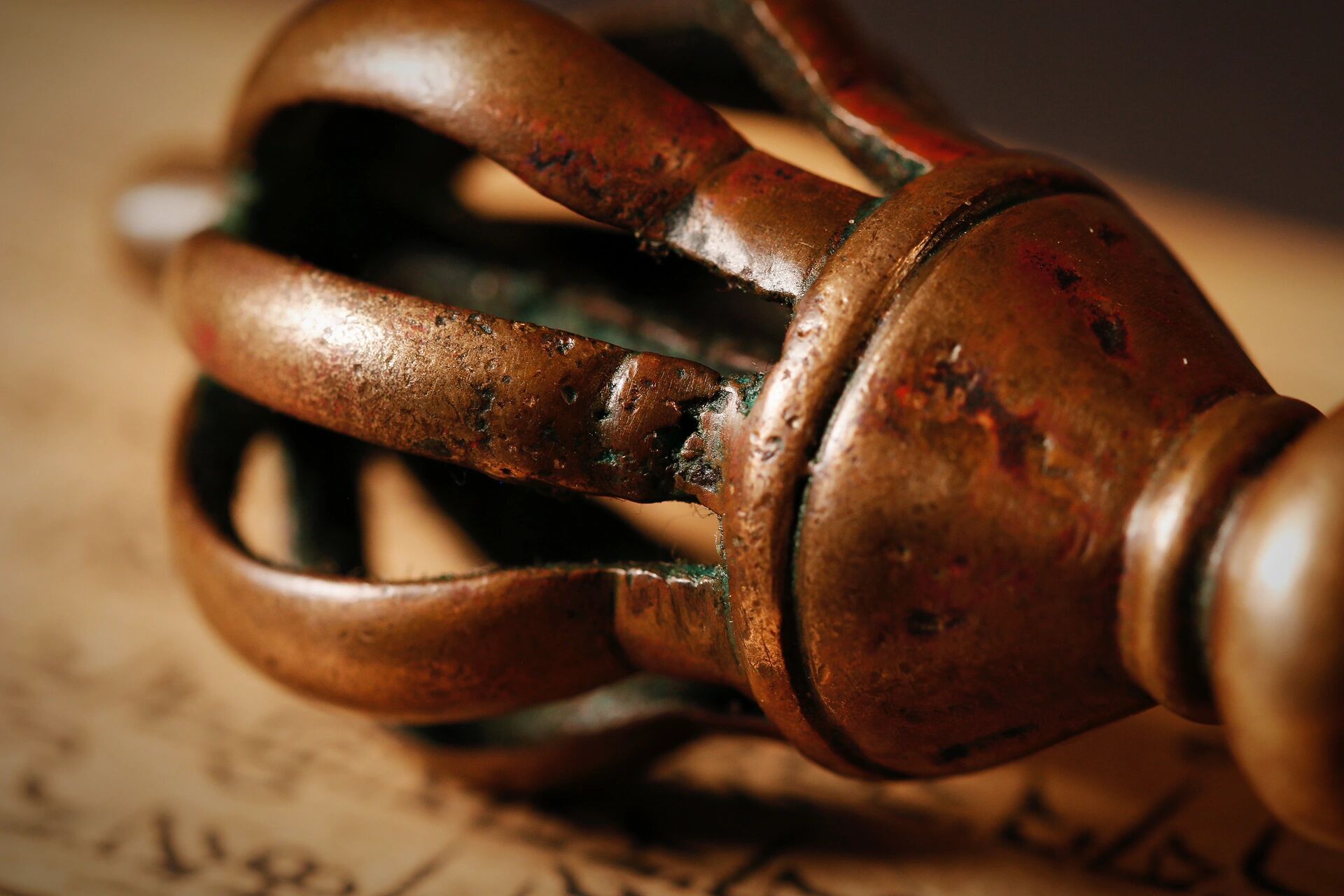 藏传法器之金刚杵 金刚杵又名"伐折罗",原古印度兵器,后被吸收为法器.