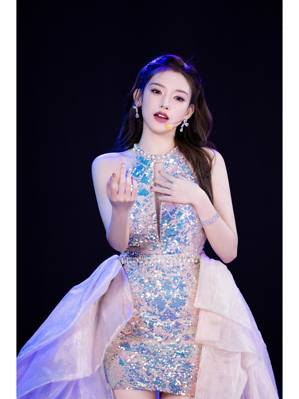 程潇今年的跨年晚会造型真的好看耶,少有的无刘海造型,意外很适合她!