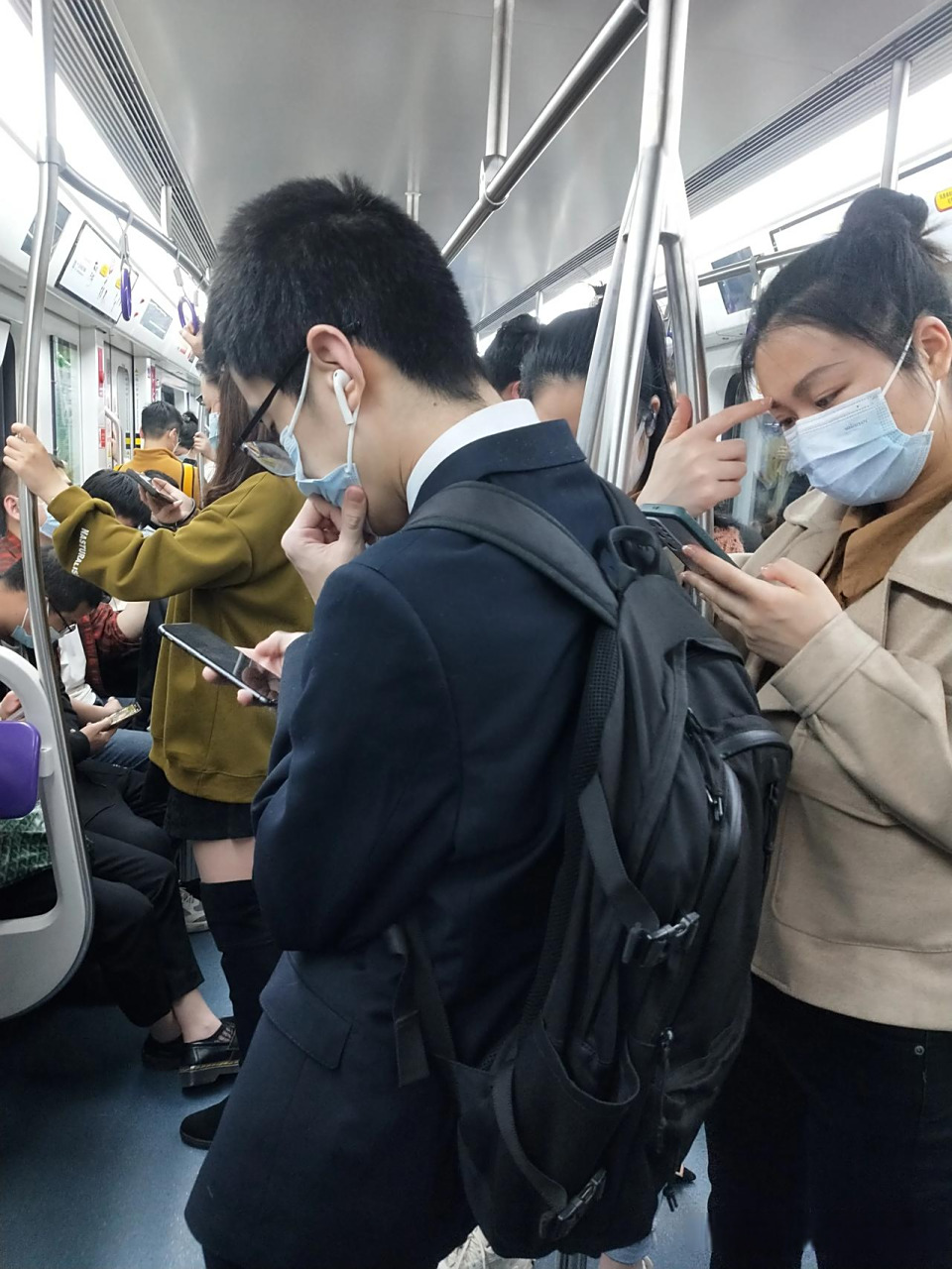 每天人来人往的非常拥挤,乘坐地铁也有很多规定