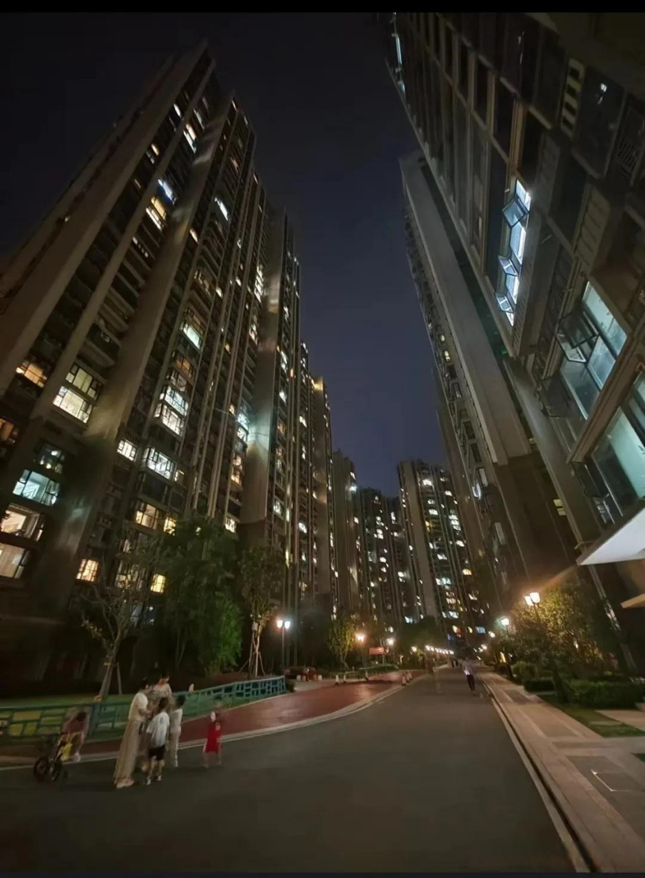 十堰恒大二期小区夜景.灯火通明.拍摄者十一号楼业主.