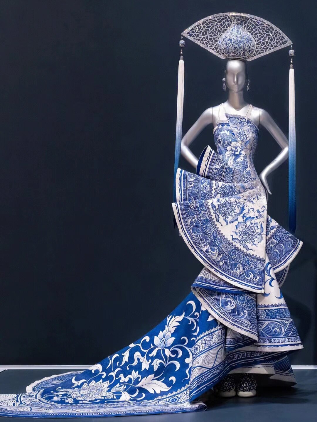 郭培经典高定礼服青花瓷细节