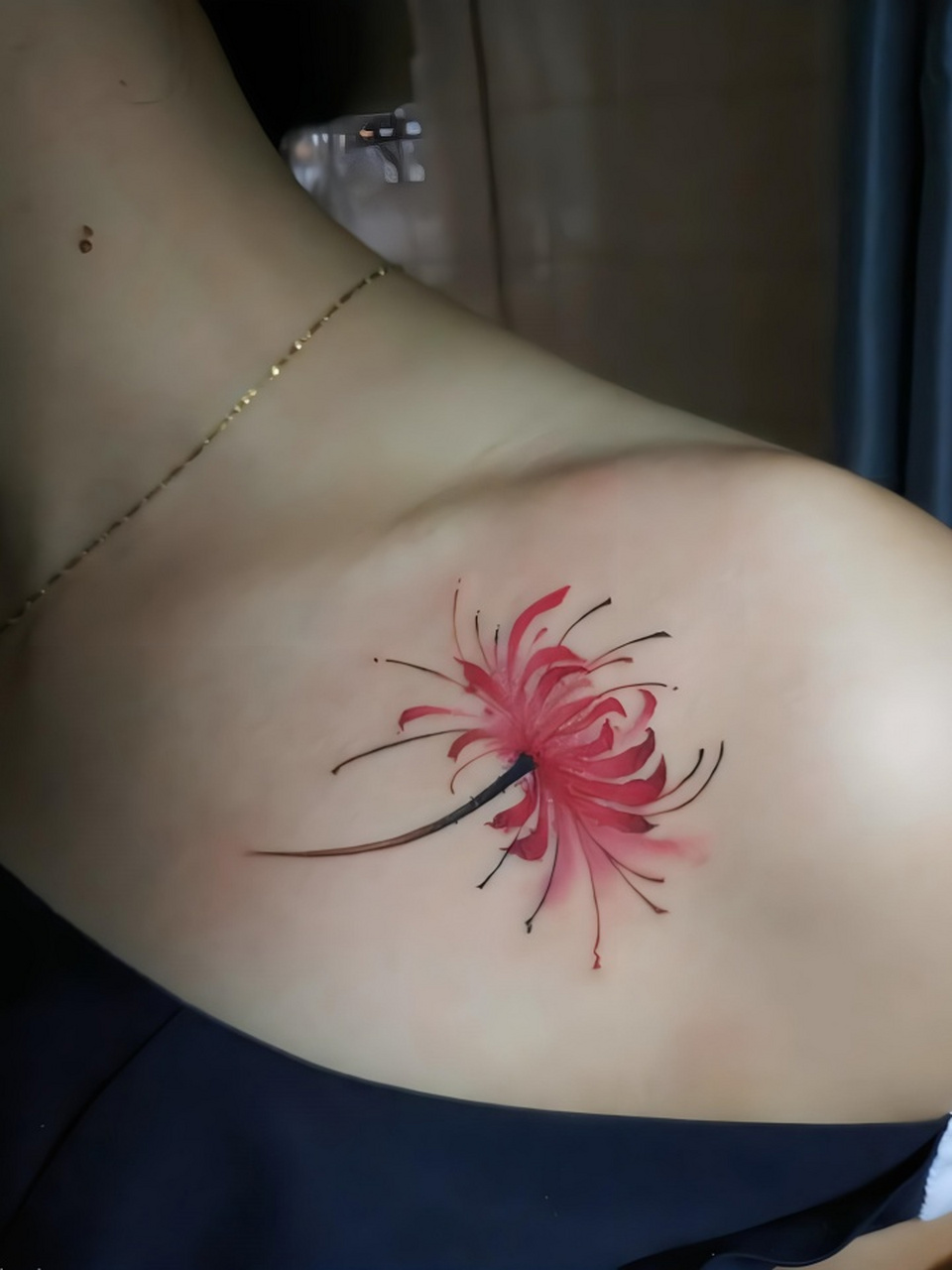 在这繁华世界,让彼岸花纹身成为你独特的印记,引领你穿越生死轮回