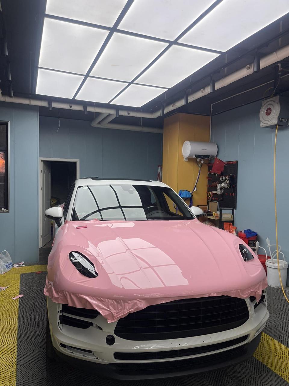 保时捷macan改色 樱花粉