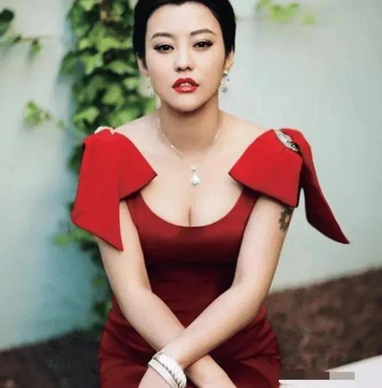 听说她之前是邓超的女朋友,两人疑似同居了三年,最终因为郝蕾拍戏尺度