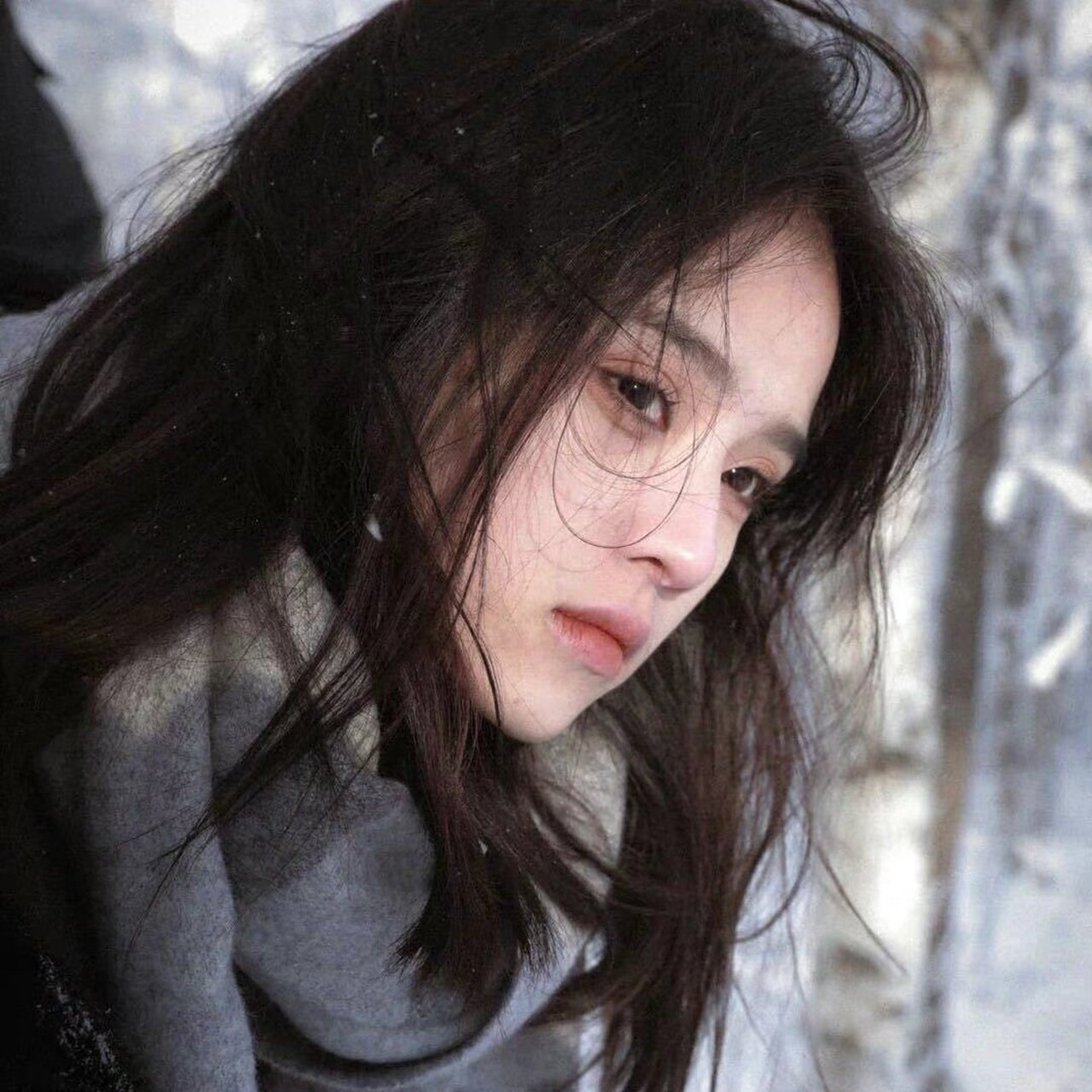 女生头像丨高清女生头像 有幸在 风华正茂的年纪 明白爱最没用