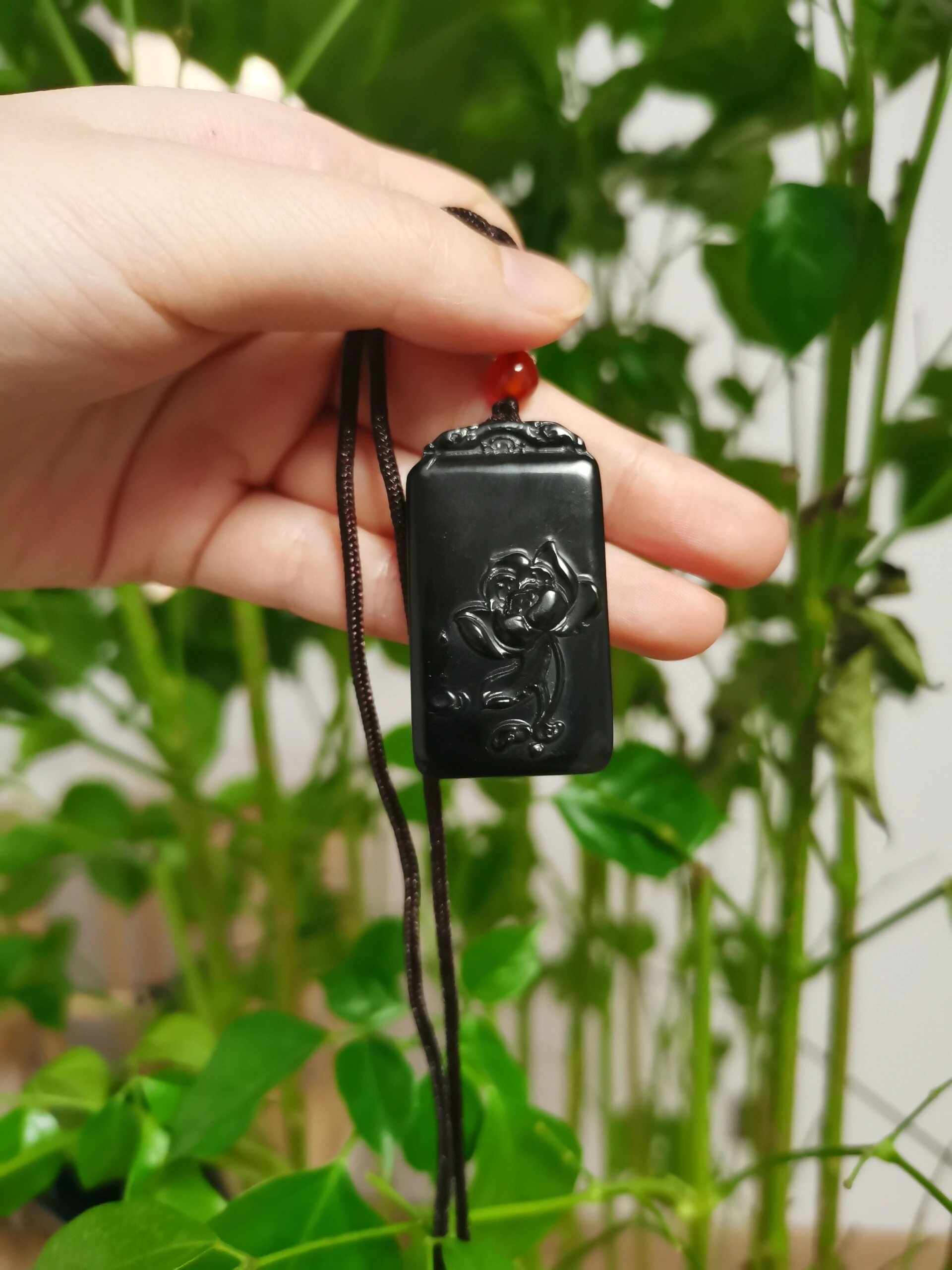 天然墨玉雕刻莲花牌吊坠