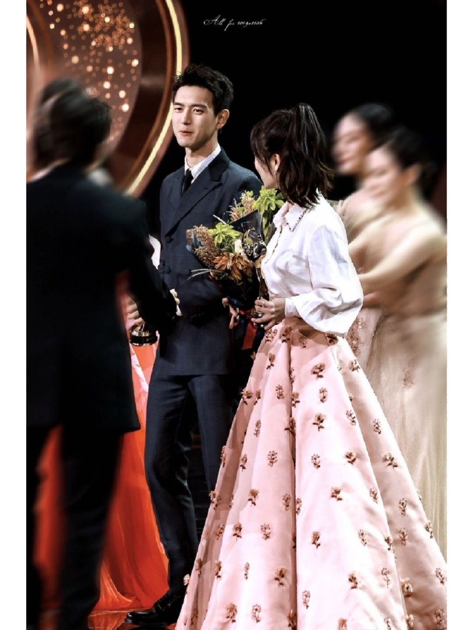 李现杨紫7815童颜夫妇同框 20230325 微博之夜2022 cr:晛在宠旎奥