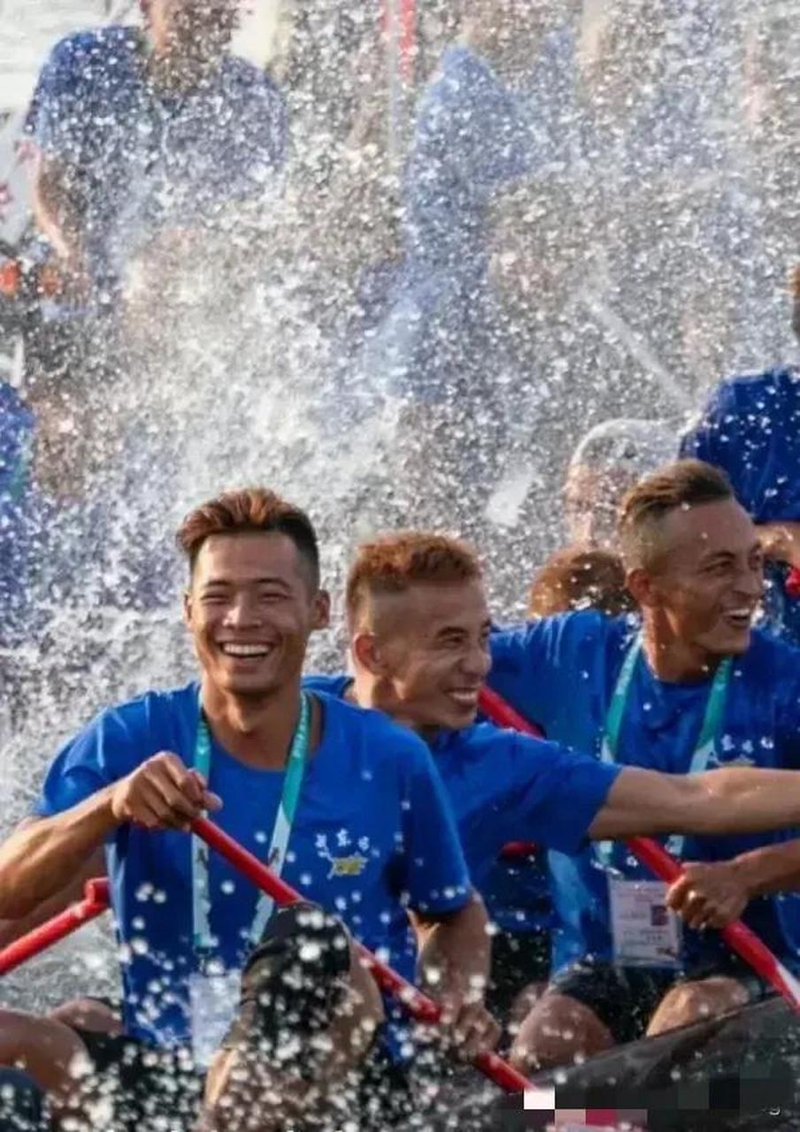 随着鹤山摇头哥成了网红和一大串高考状元夺冠后拜祠堂的事传开,"