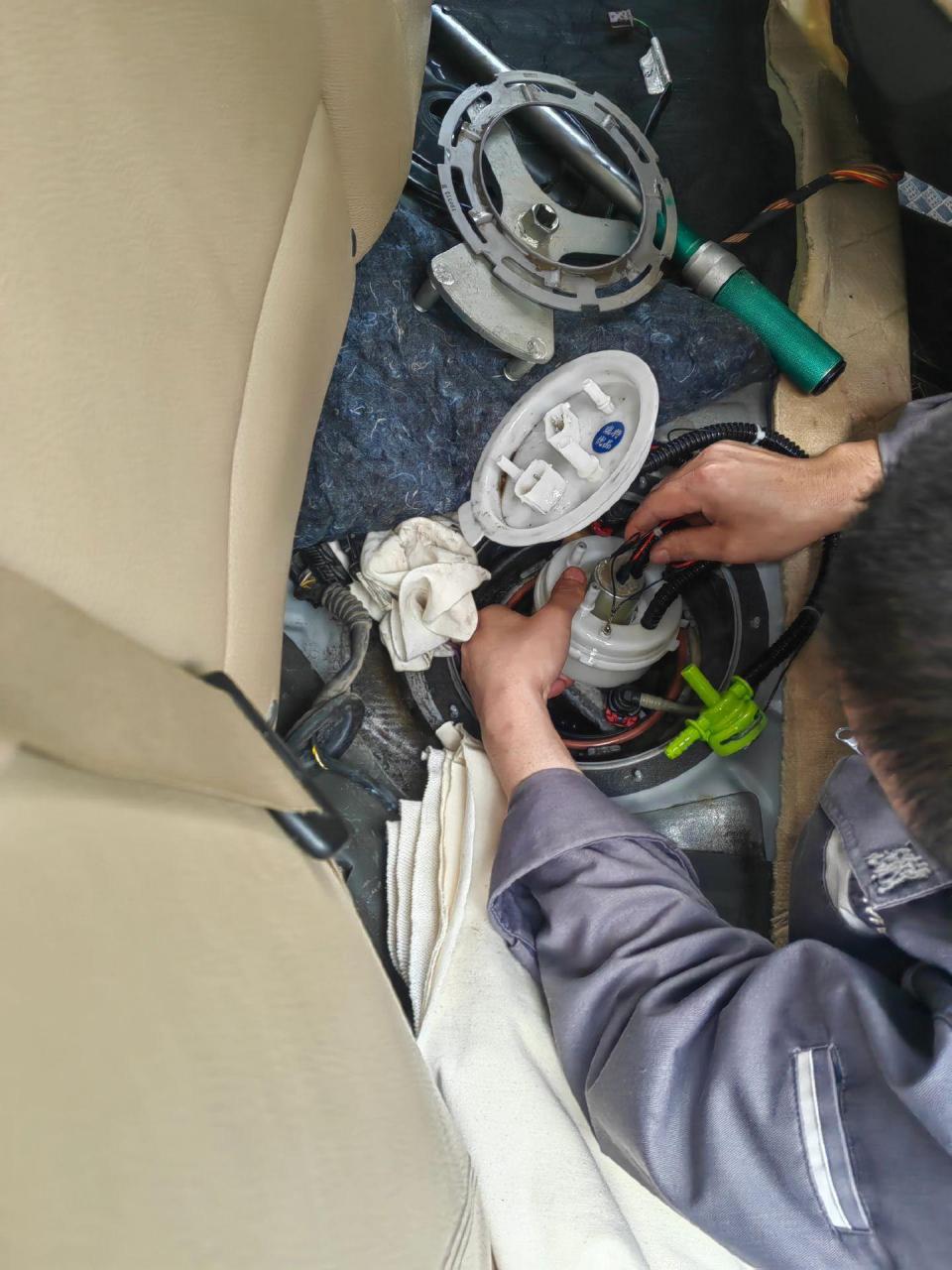 宝马525li-f18-n20更换原厂汽油泵模块,皮尔博格汽油泵,原厂密封垫