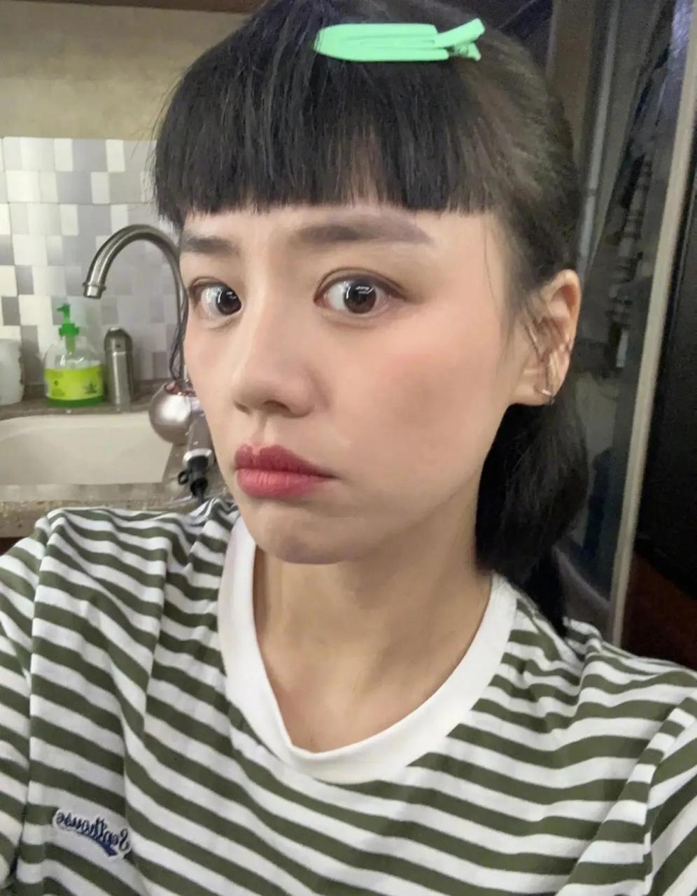 马思纯,引发热议! 别人发美照,她发搞怪丑照.