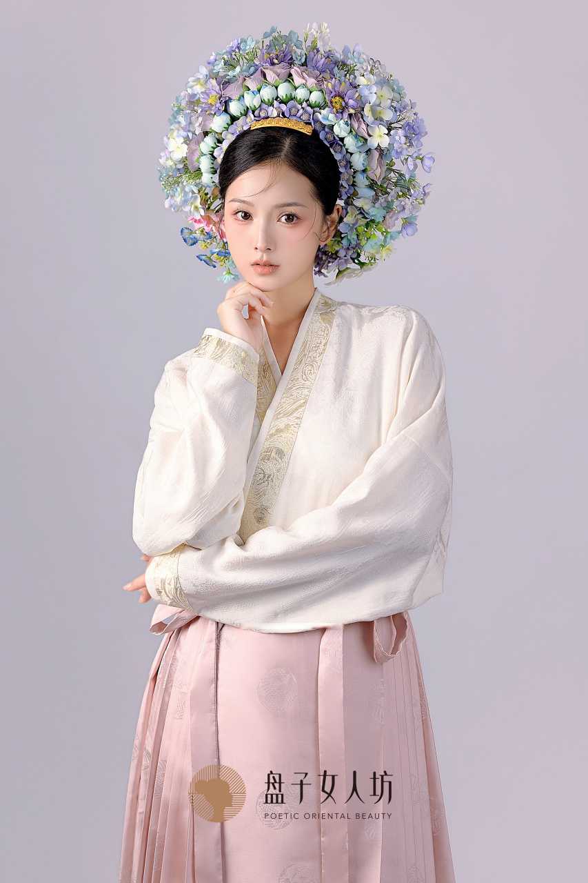 盘子女人坊超话   "气若幽兰,华容婀娜" 当古典簪花围与明制风情交融