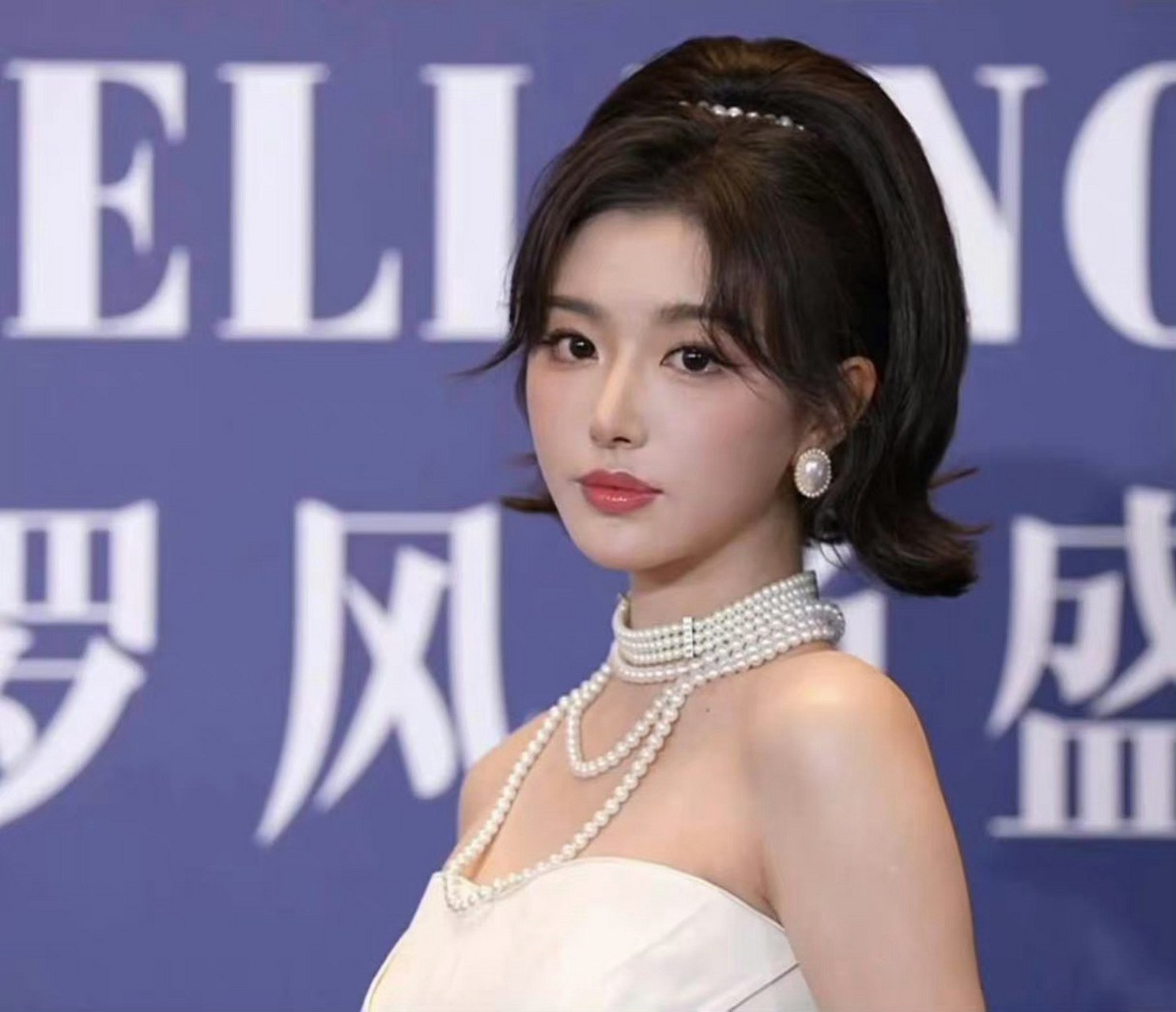 孔雪儿今日红毯图9615,复古名伶珍珠项链77白色抹胸裙,美的不像