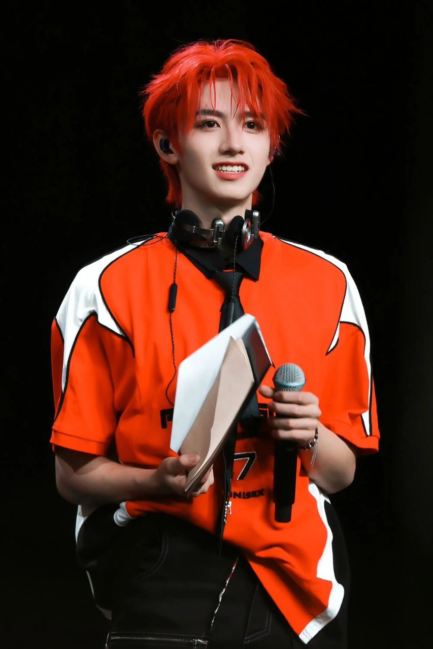 朱志鑫演唱会红发神图 太美了 太美了 美到我说不出话