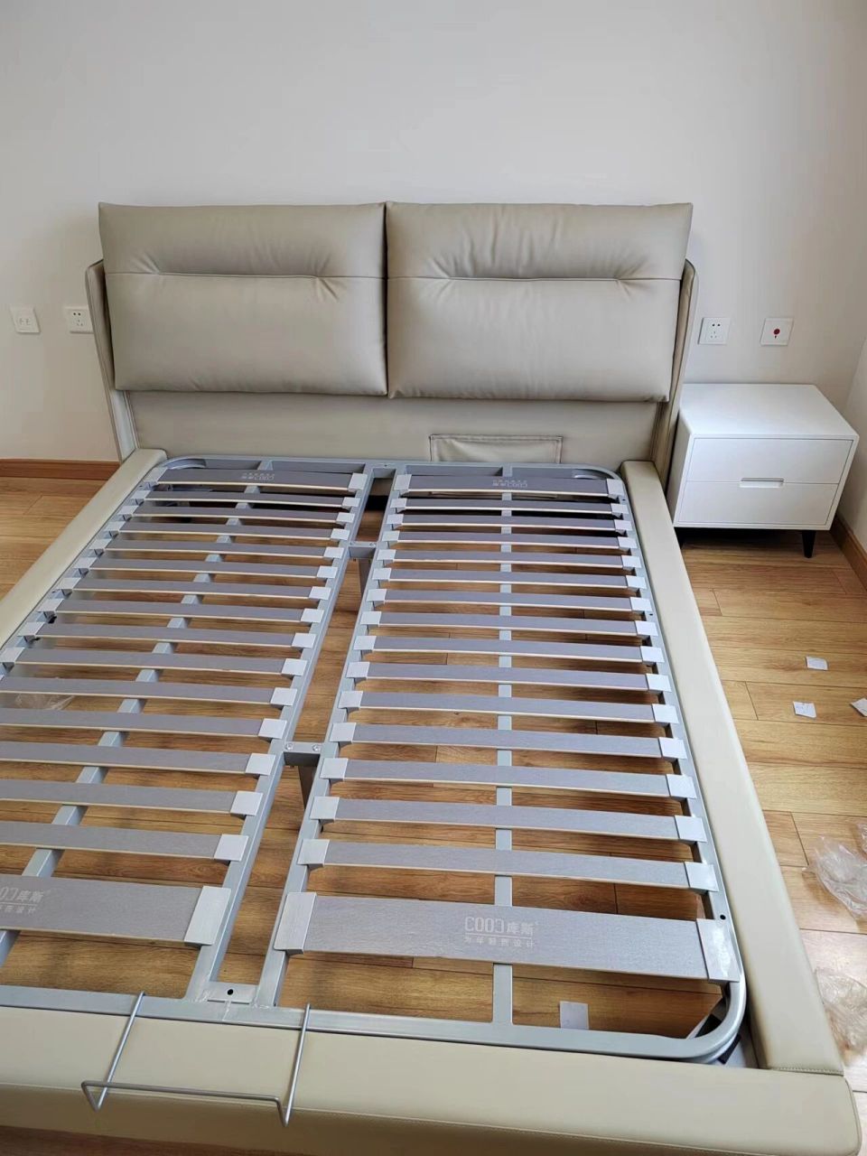 库斯真皮床软装踩大坑 软装这个床踩的最大坑,味道超级大,超级刺鼻