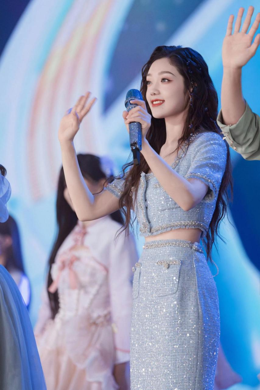 希林娜依高高清舞台照,人美歌甜而且活泼可爱的美少女,怎么会有人不
