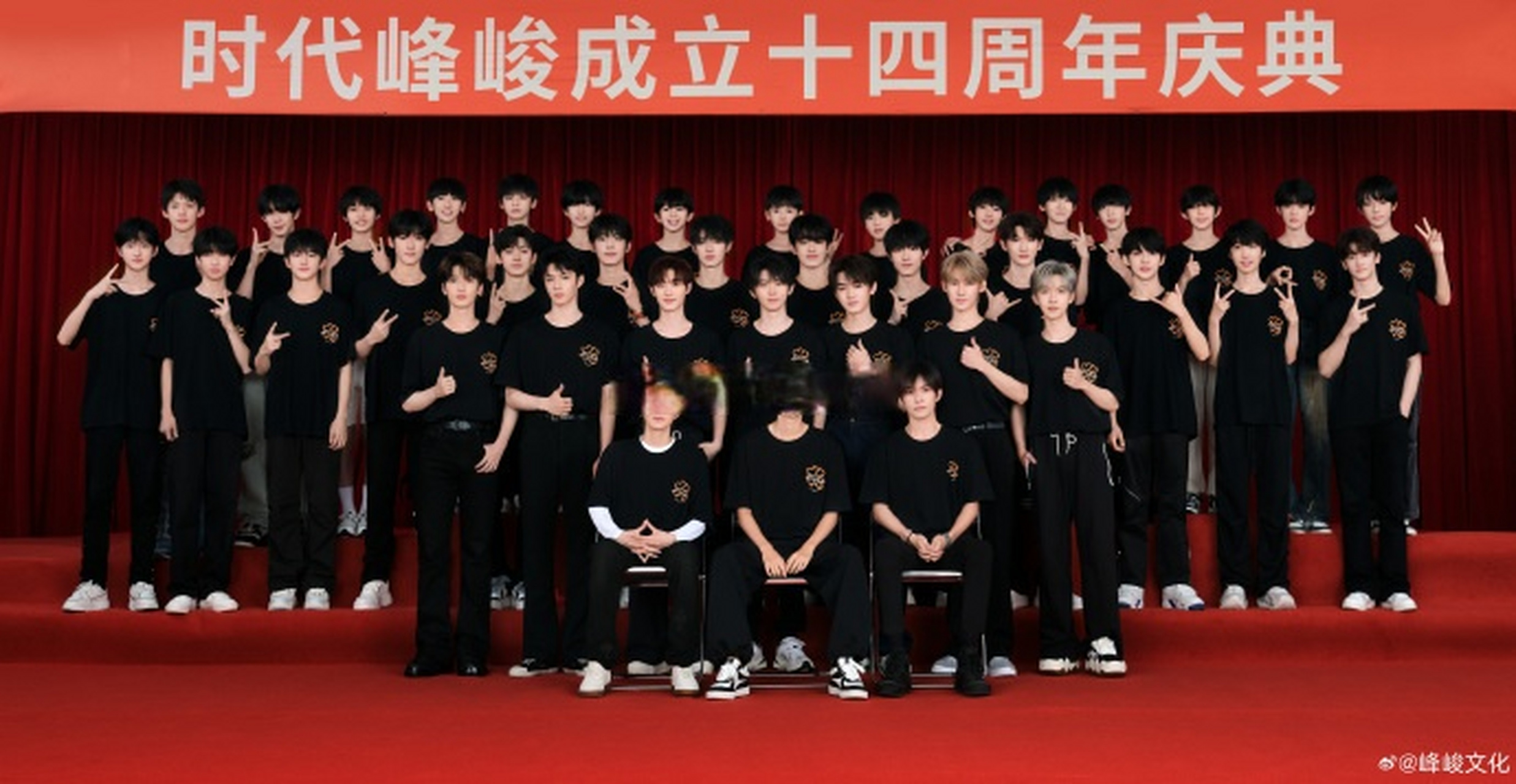 家人们,tfboys当祖师爷了  #时代峰峻全家福