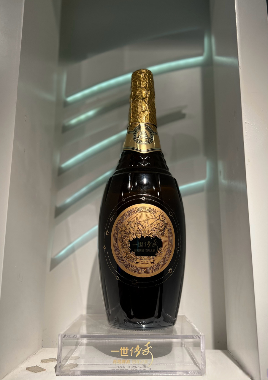 话说这是在博物馆看到最贵的青岛啤酒,叫什么一世传奇,1399一瓶,有喝