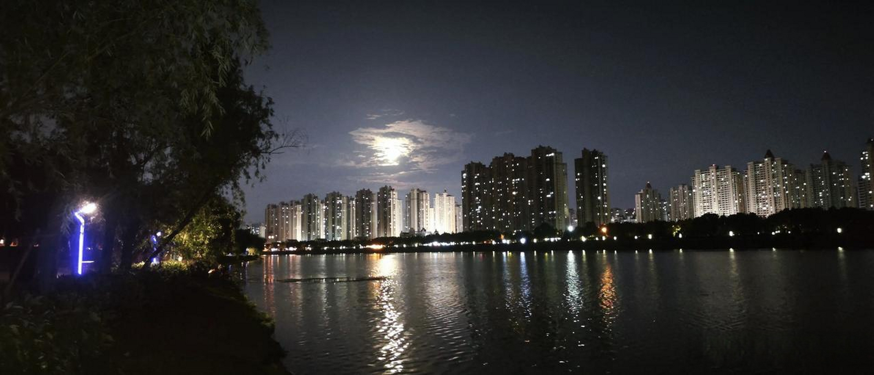 明月照高楼,流光溢彩楼.