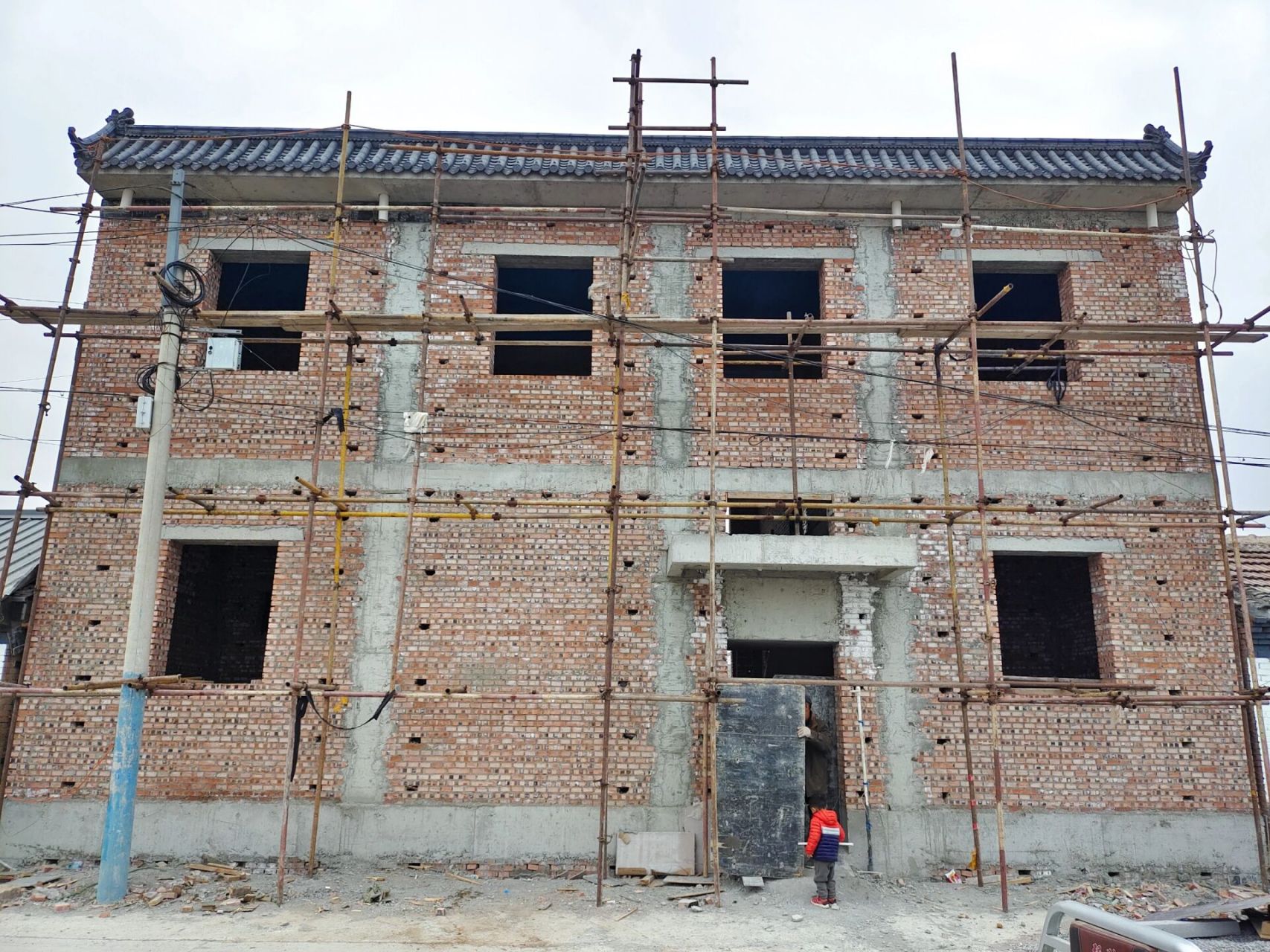 农村自建房:女儿墙完工 楼顶保温加彩钢整体效果不错.