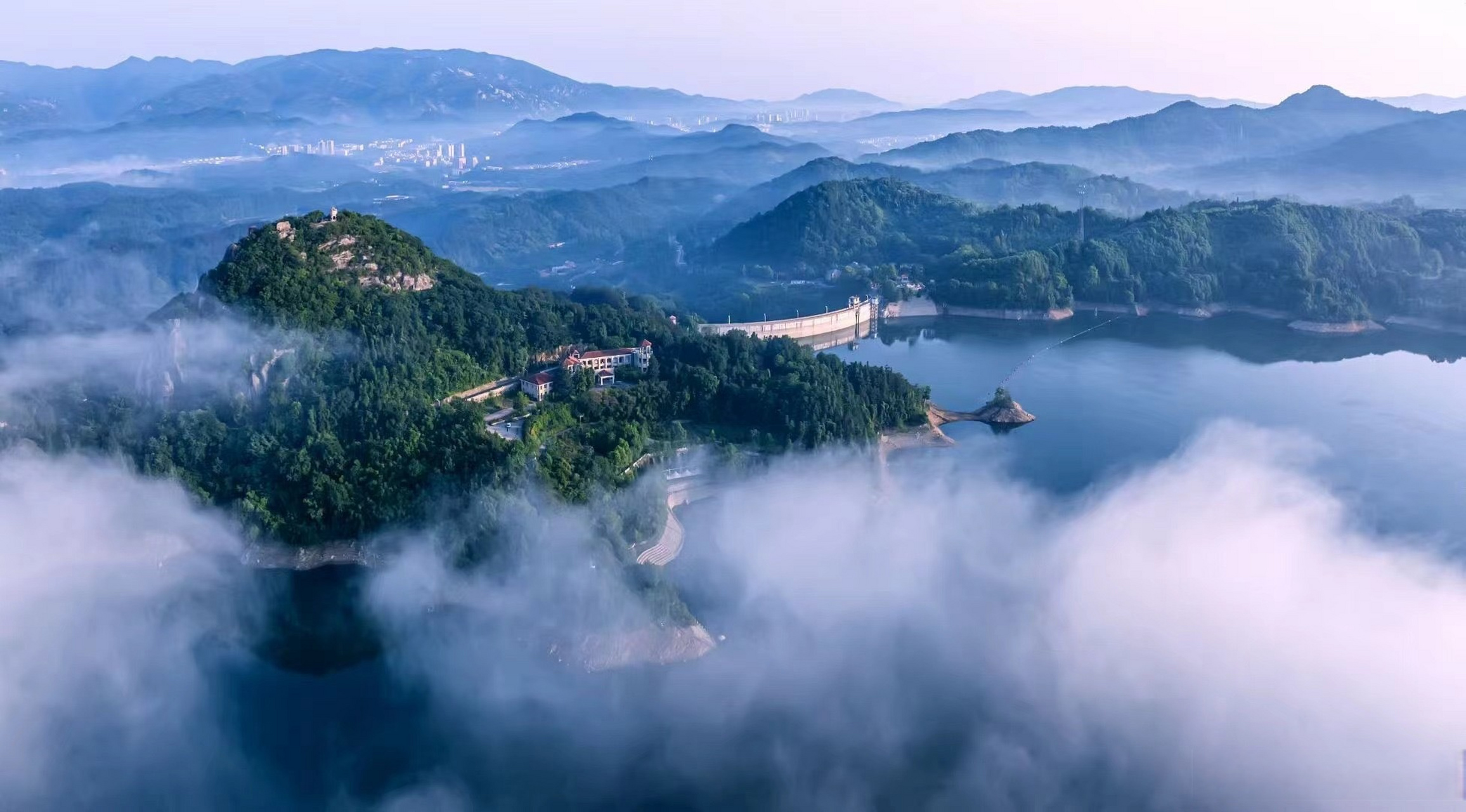 美在信阳# 图说|新县:盛夏香山湖,精美如诗画.(新县融媒体中心)