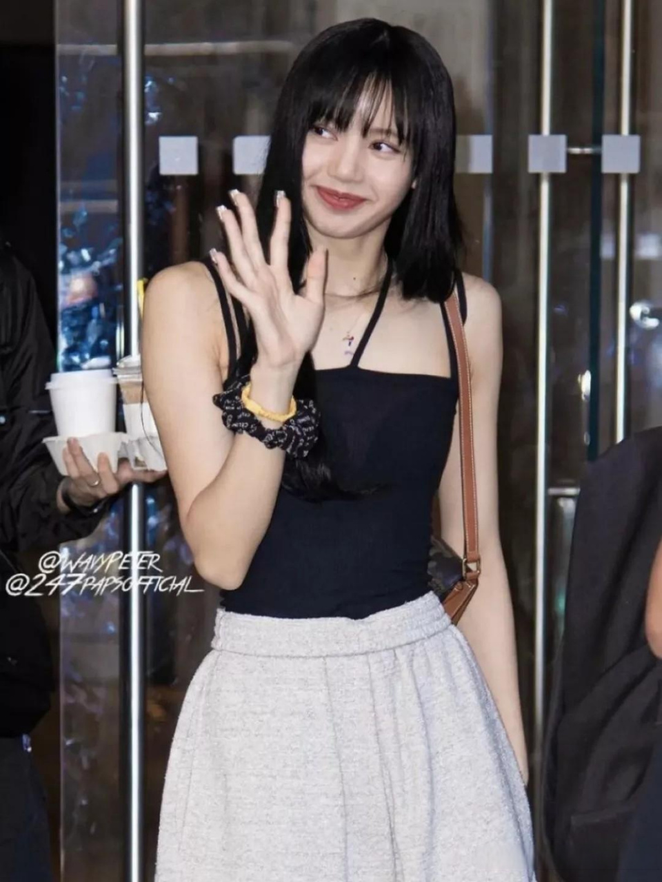 blackpink lisa私服|黑色吊带背心身材好辣 今天lisa纽约街拍,简简单