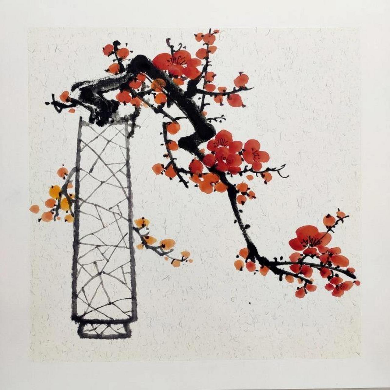 国画教程步骤分享—梅花 《满室生香》 1,先画花瓶,用淡墨勾出花瓶的