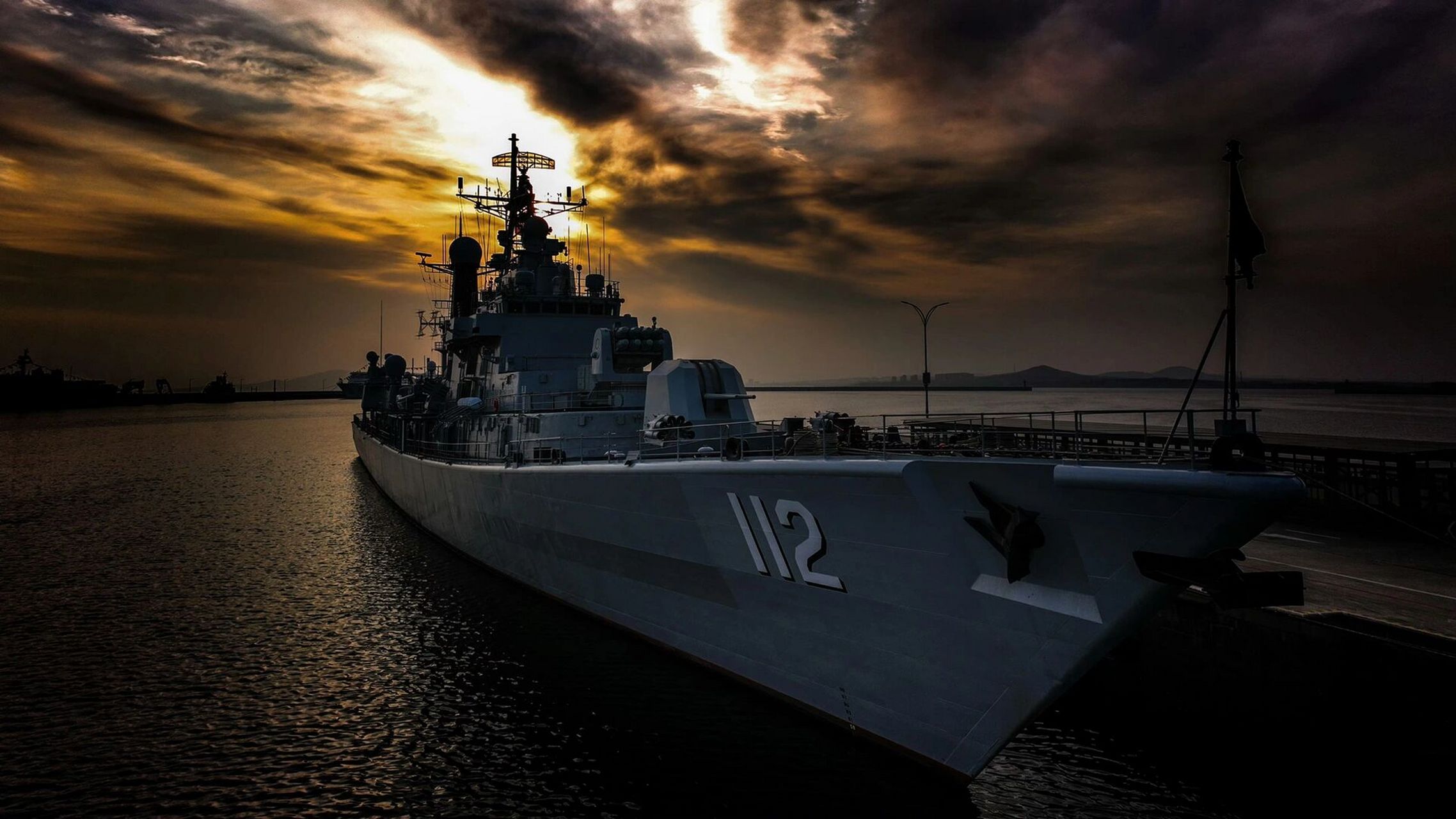 图为052型导弹驱逐舰首舰"哈尔滨"舰|舷号112 该舰是人民海军第一艘