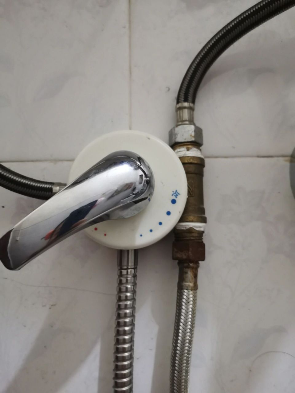 电热水器冷热水阀门如何拆卸 花洒软管漏水,想换一条,但我实在是不