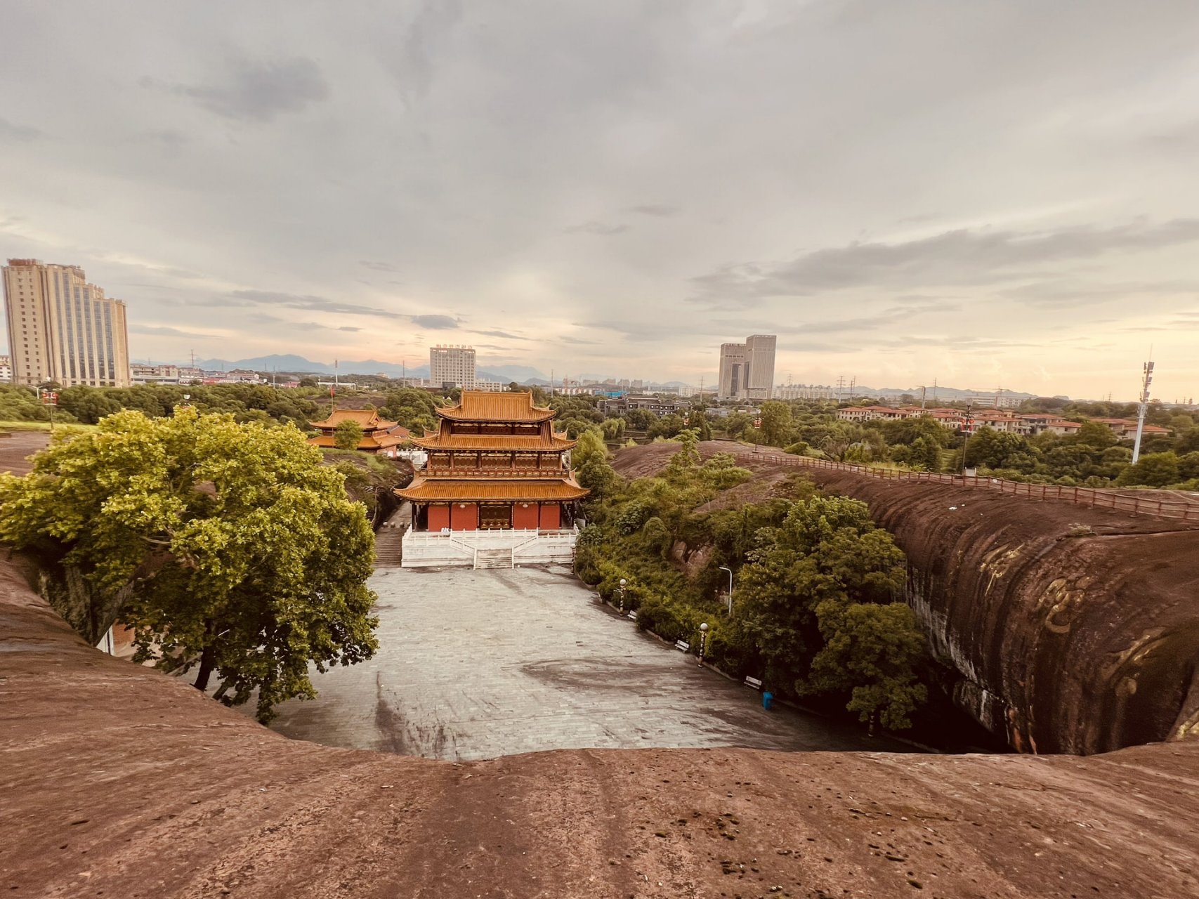 鹰潭还有免费的美景,快快收藏 都是免费的市民公园,但月湖岩公园(图1