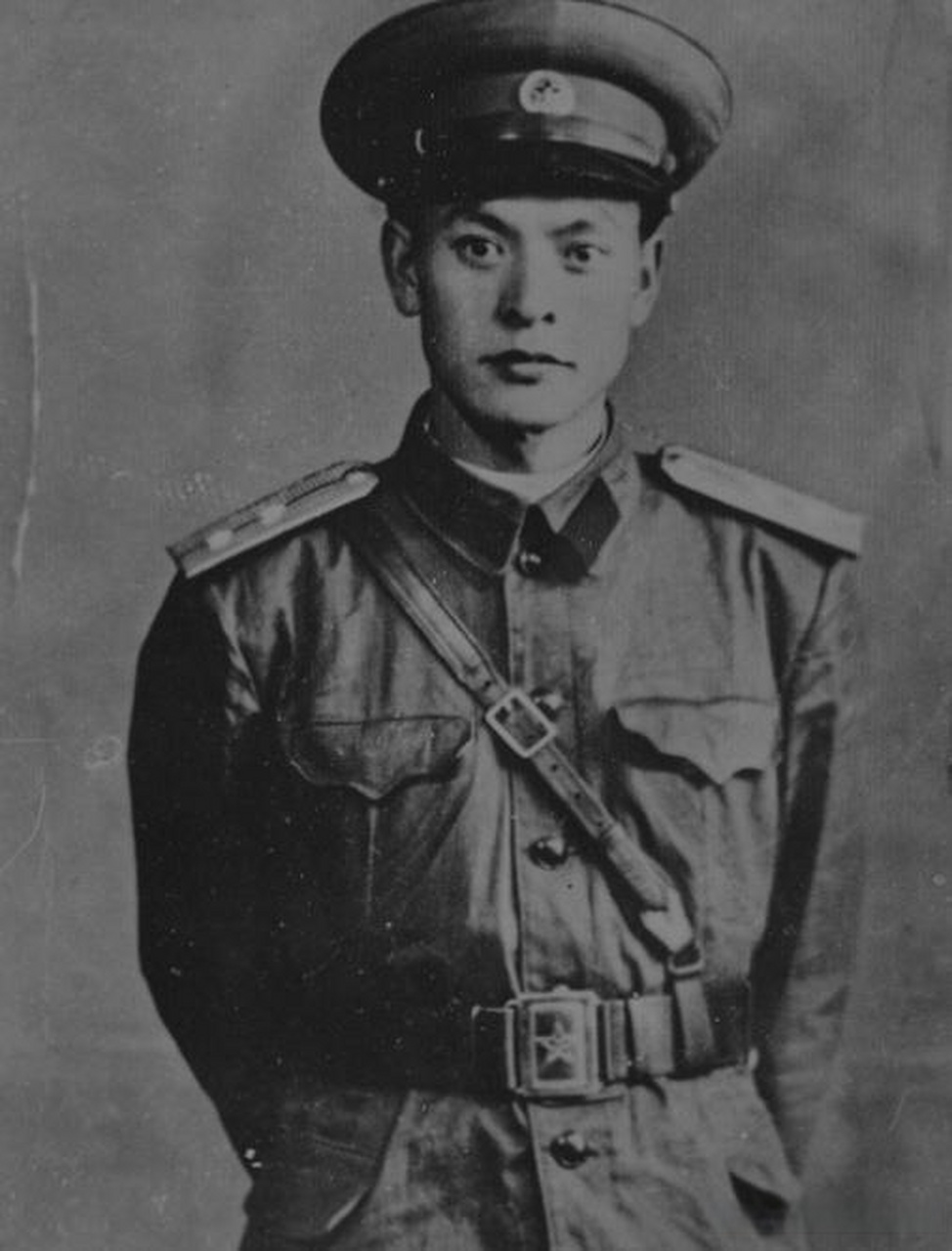 1945年,八路军周富玖回到家乡,与阔别3年的未婚妻结婚.