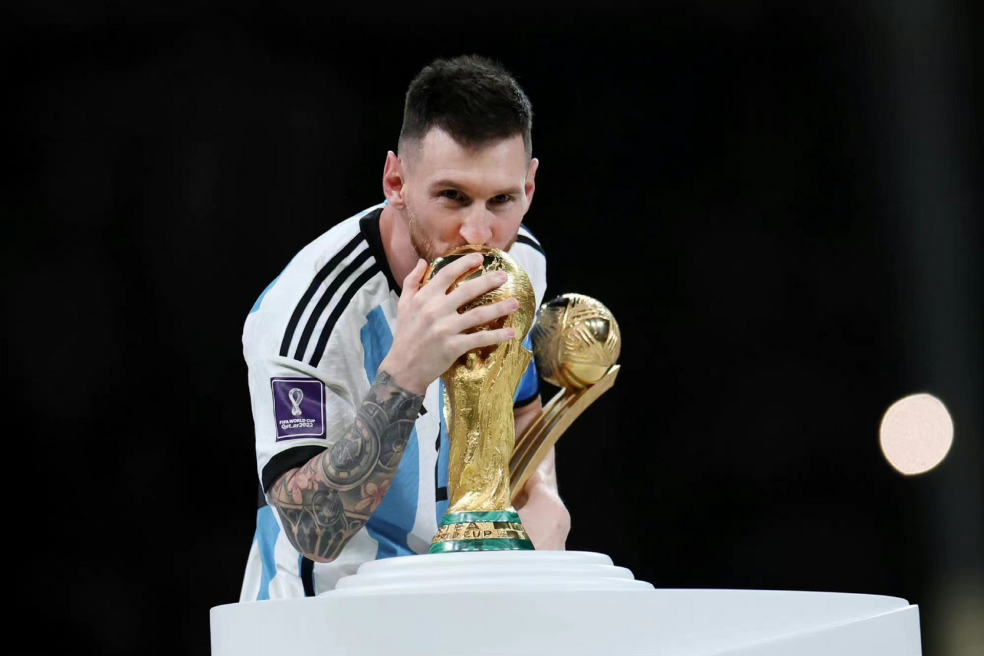 梅西封王捧起大力神杯 从凝望到亲吻,从一步之遥到握在掌心.
