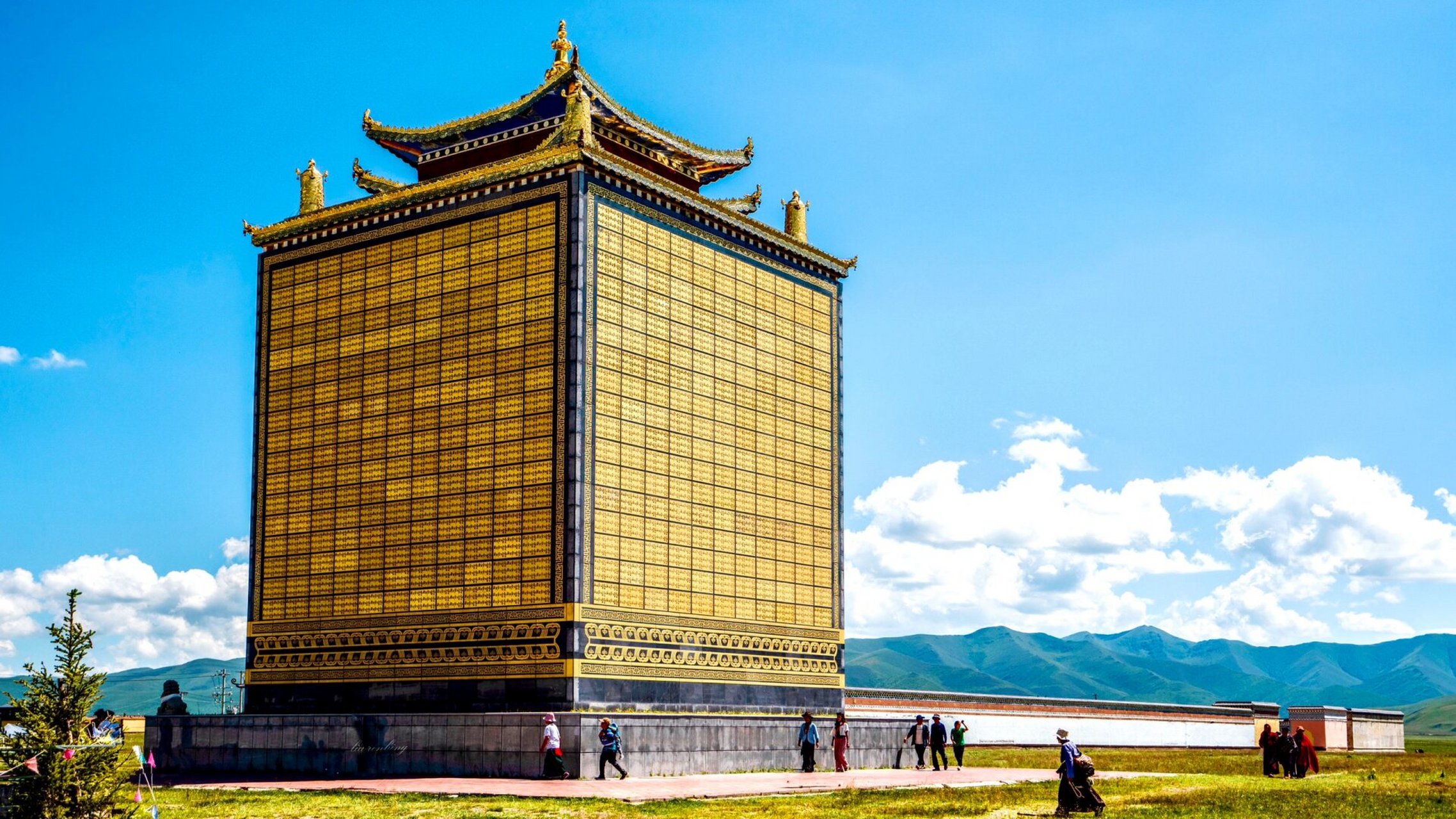 阿万仓娘玛寺 娘玛寺,位于甘南玛曲县阿万仓镇,海拔3500米.