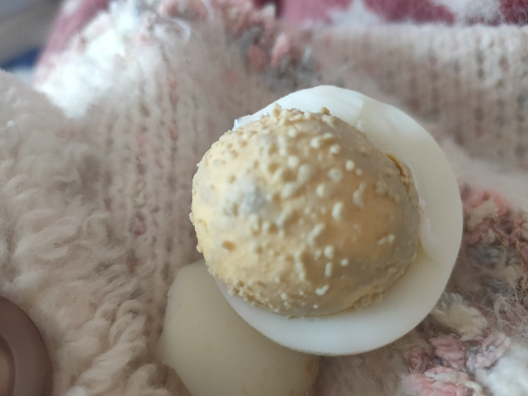 俗称的"滚鸡蛋",古代道门中称为"履蛋收阴术",在苗族的传统医学中