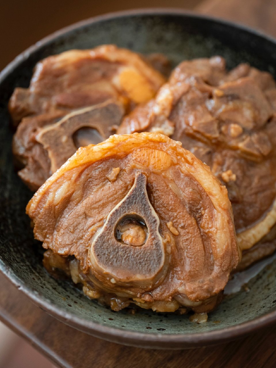 红闷羊脖子 冬天还是更喜欢吃羊肉多一些 羊肉和羊脖子差不多 正好家