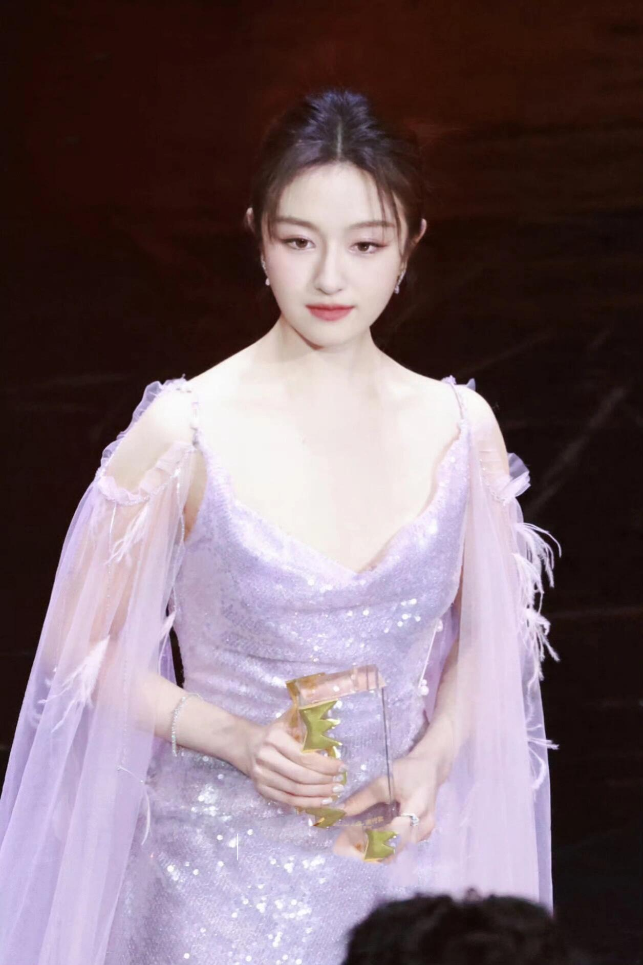 国民妹妹李兰迪78灵动而璀璨的心动礼服 青年演员 身着es para紫色