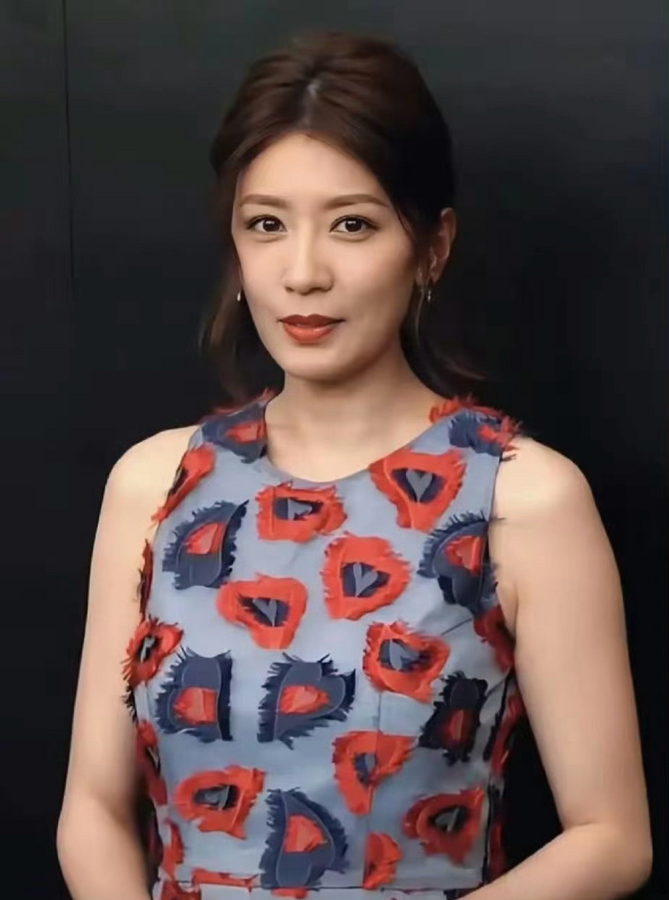 贾静雯真是从小美到老,50岁虽然有点法令纹也不影响她依然光彩动人.