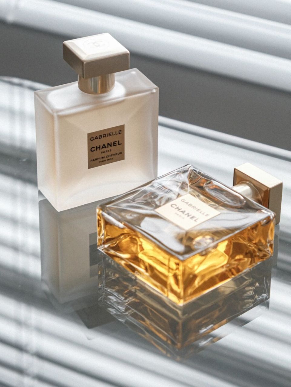 嘉柏丽尔天性香水 透明的瓶身 加上金色哑光质地瓶盖 包括方形的切割